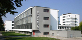 Bauhausgebäude, Ansicht aus Südwesten, 2005; (c) M. Brück, Stiftung Bauhaus Dessau