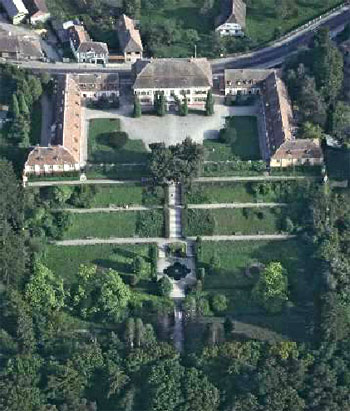 Luftaufnahme der Sommerresidenz "Samuel von Brukenthal" mit der historischen Parkanlage