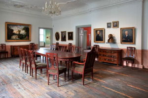 Historischer Sitzungssaal der Oberlausitzischen Gesellschaft der Wissenschaften mit originalem Mobiliar, Zustand nach Restaurierung